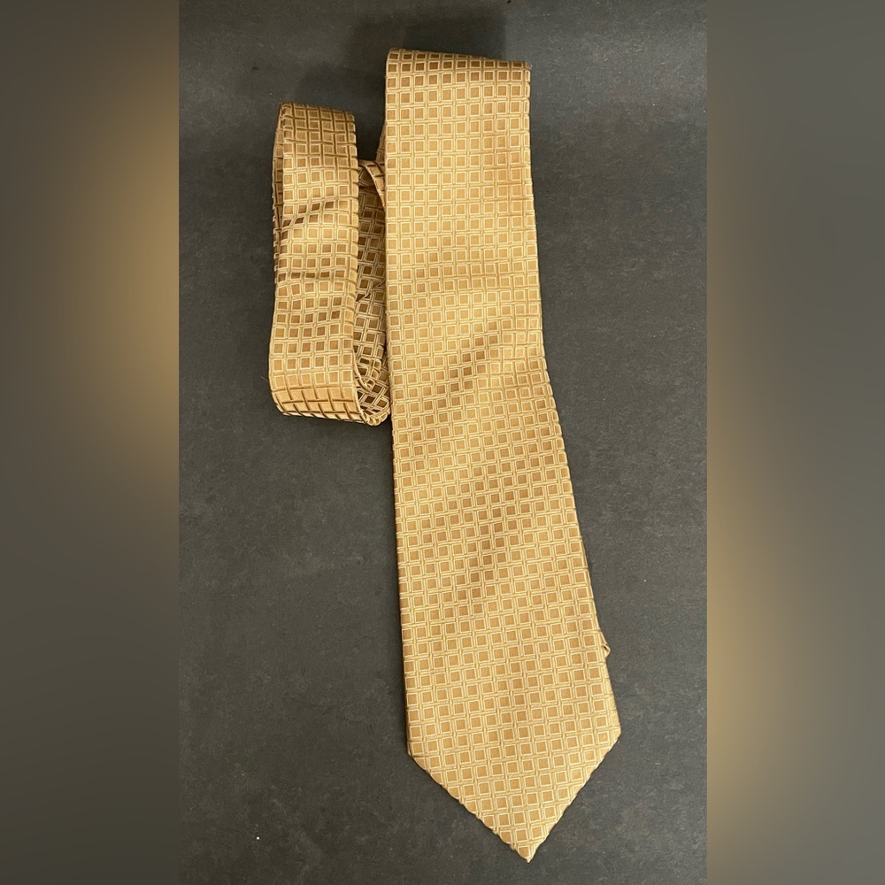 Donald J Trump Signature Collection Tie Yellow Gold Medallion Design Geometric